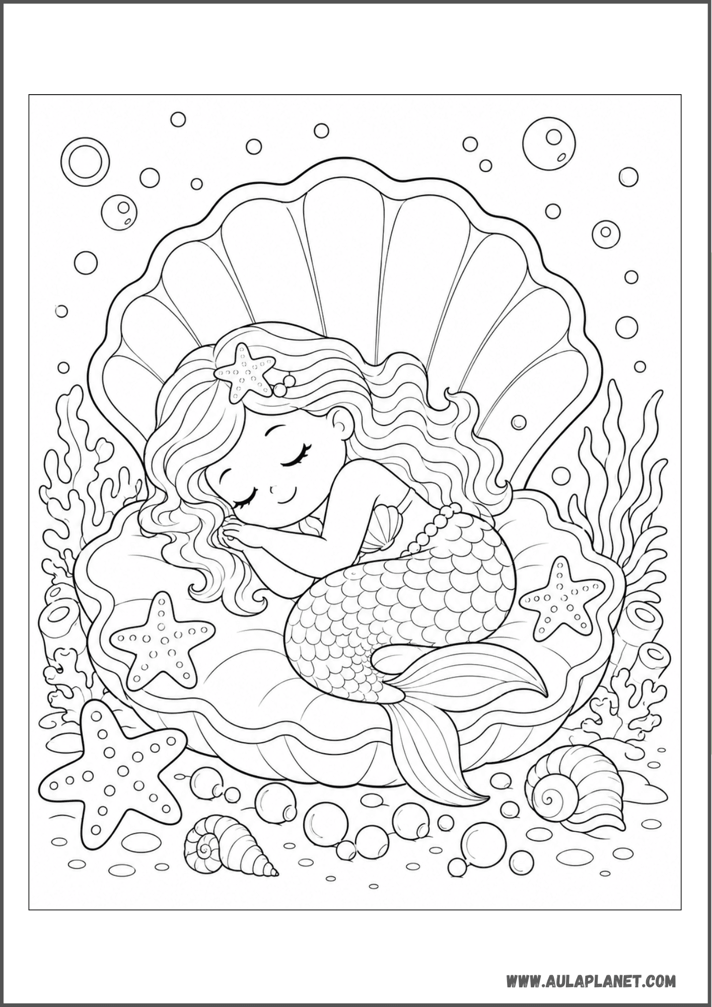 Sirena bebé dormida en una concha